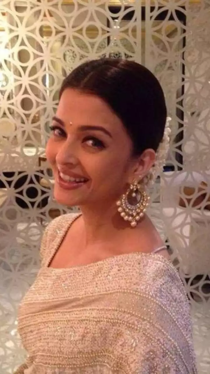 Chandbalis worn by Aishwarya Rai Bachchan