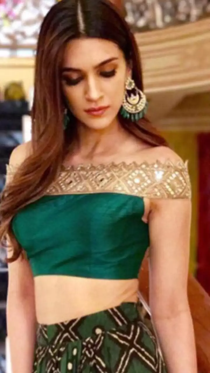 Chandbalis worn by Kriti Sanon
