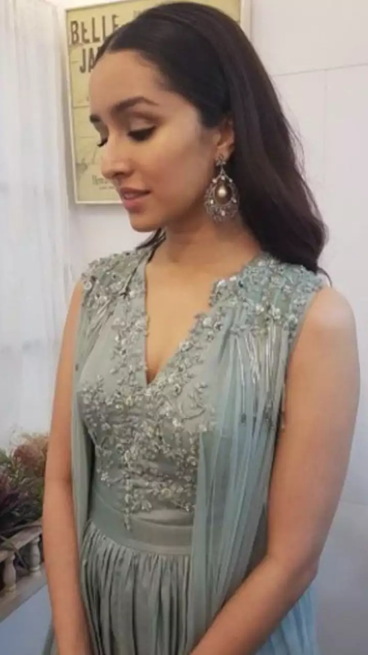 chandbalis worn by Shraddha Kapoor